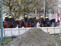 907391 Afbeelding van de bereden politie op het Smakkelaarsveld te Utrecht, voorafgaand aan de voetbalwedstrijd FC ...